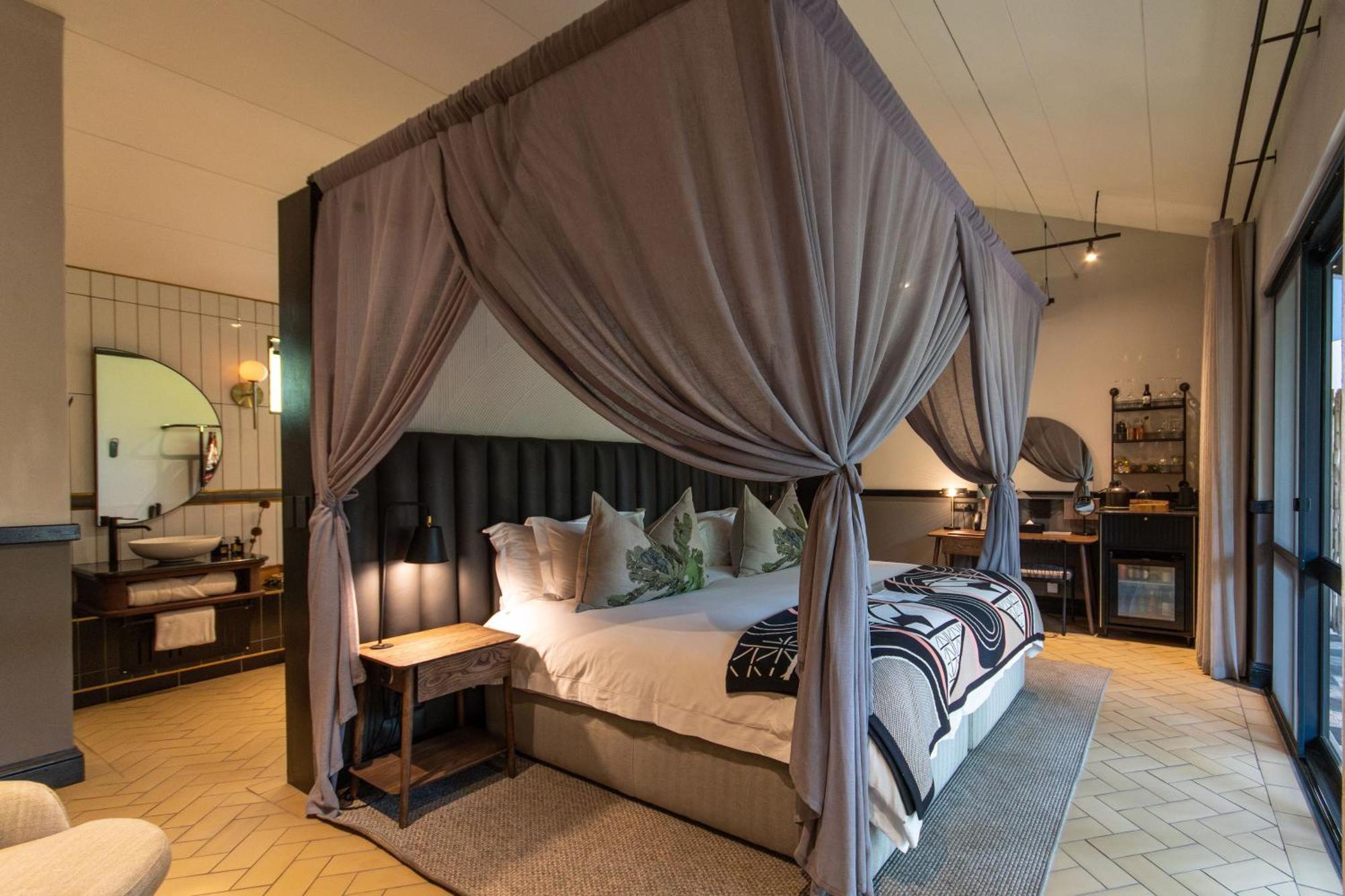 Lodge Kruger Shalati - Train On The Bridge & Garden Skukuza